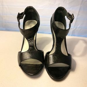 Nine West black t-strap sandals